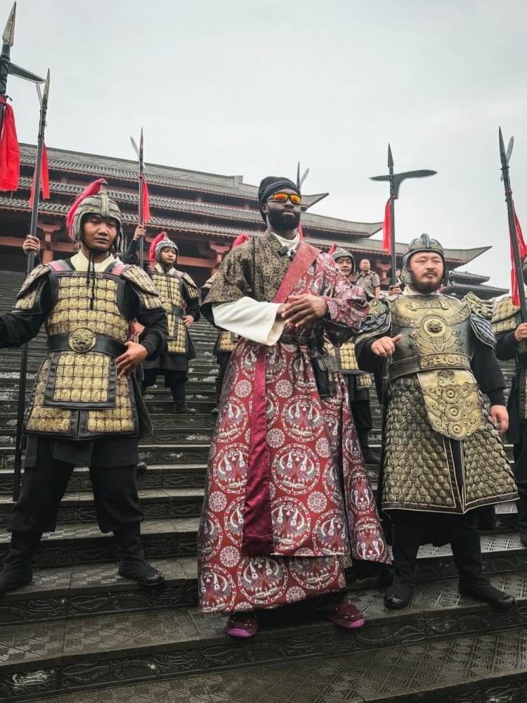凯尔特人官方晒杰伦·布朗古装照:龙布朗 凯尔特人官方晒杰伦·布朗古装照:龙布朗