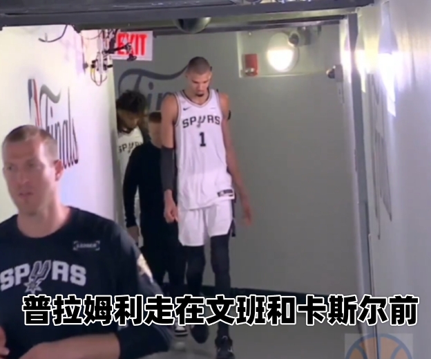 文班赛后离场 马刺仅三人与尼克斯致意