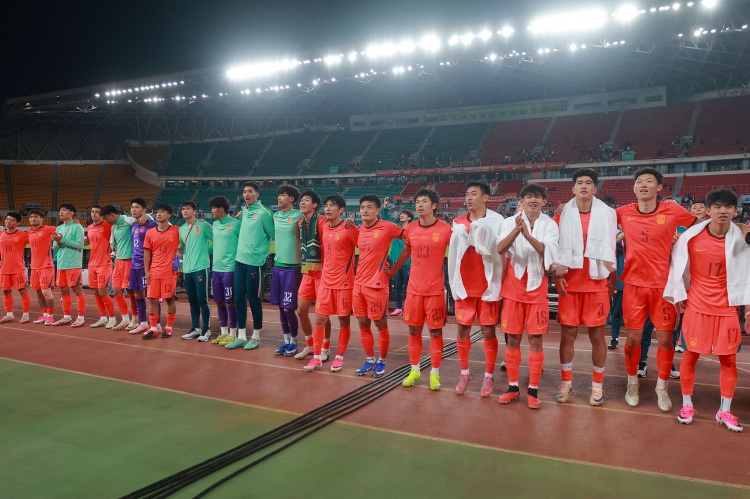 大连收关战U23国足3-0再胜港青 国足现场督战七将免战