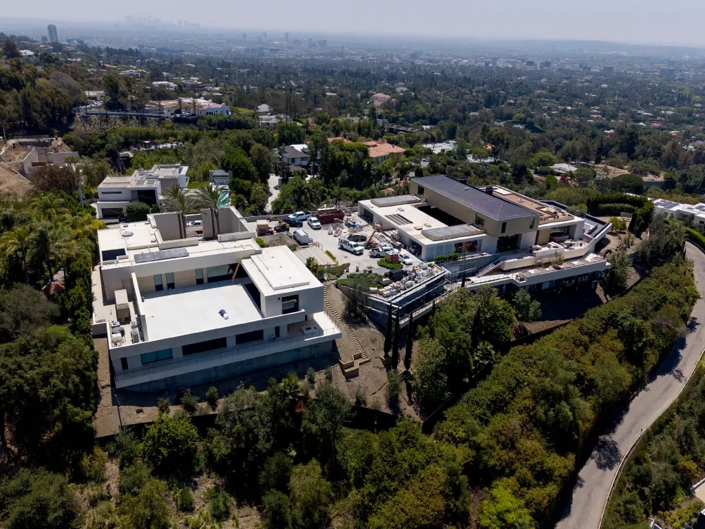 詹姆斯比弗利山庄豪宅收尾 3700万地皮工程近完工