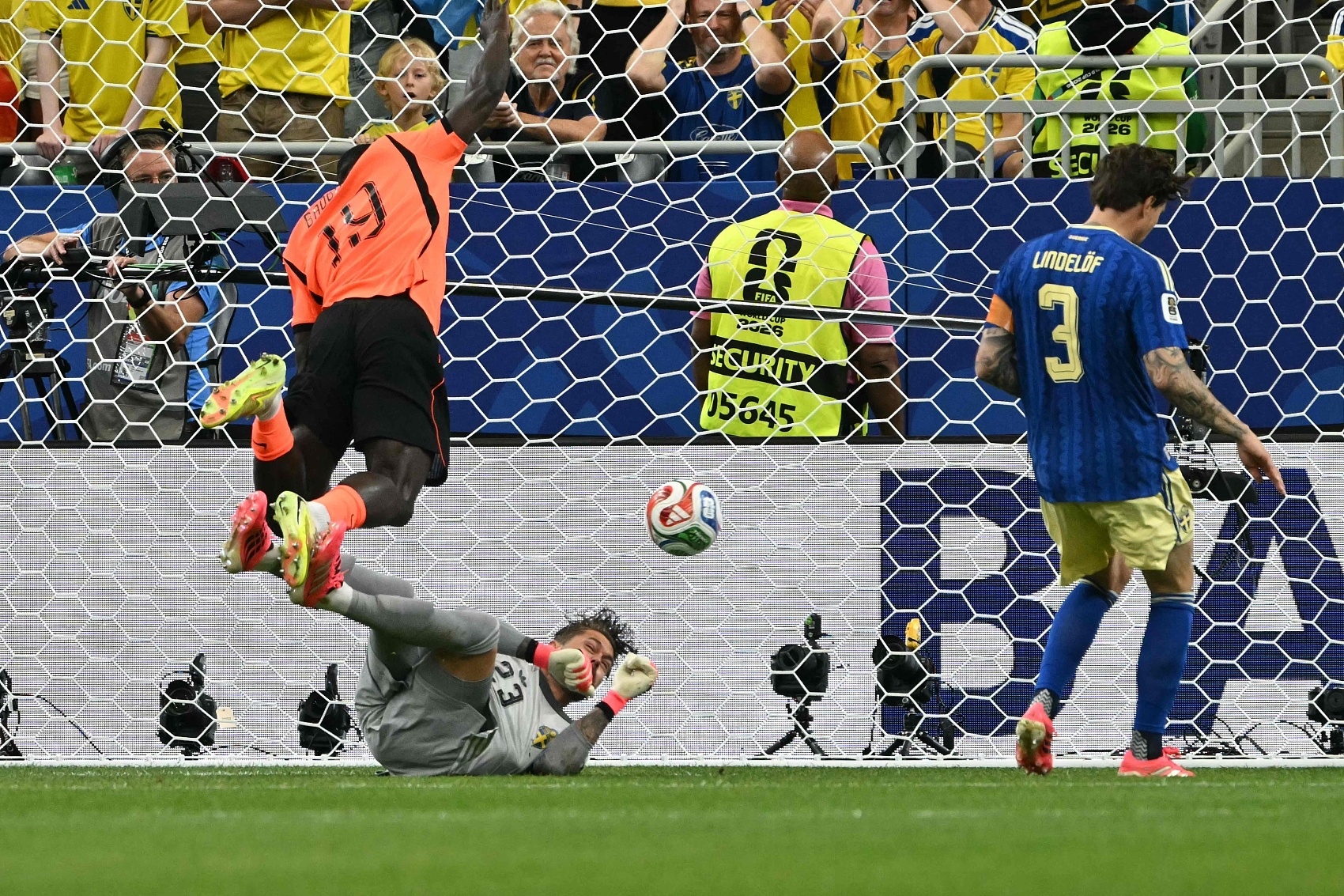 荷兰5-1瑞典升小组第一 布罗比双响加克波2射1传 荷兰5-1瑞典升小组第一 布罗比双响加克波2射1传