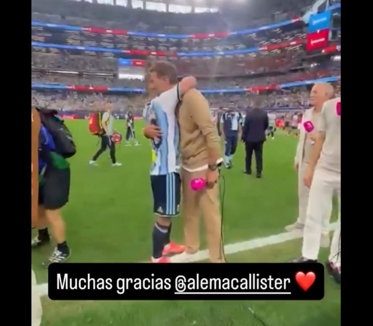 阿根廷2-0奥地利赛后一幕：克洛普获赠麦卡利斯特球衣