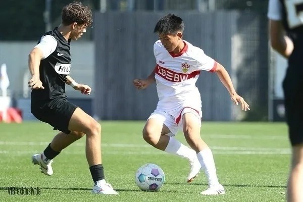 青岛西海岸签下19岁国青中场谢初筠 曾效力斯图加特U19