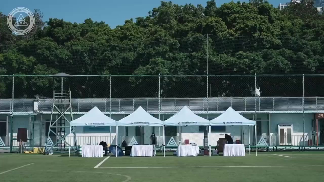 高温预警下两百球迷到场，公开训练持续90分钟