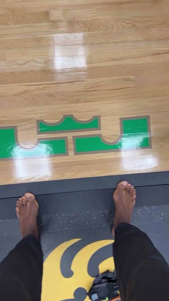 当地时间凌晨3点打卡，詹姆斯晒训练快拍