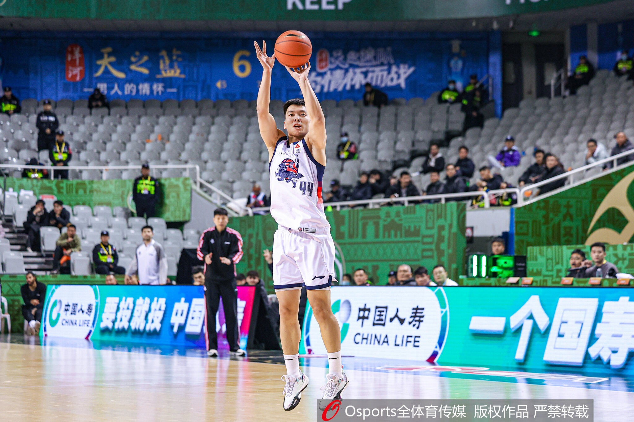 山东男篮续约本土后卫陈培东：两年C类合同锁定七年老臣