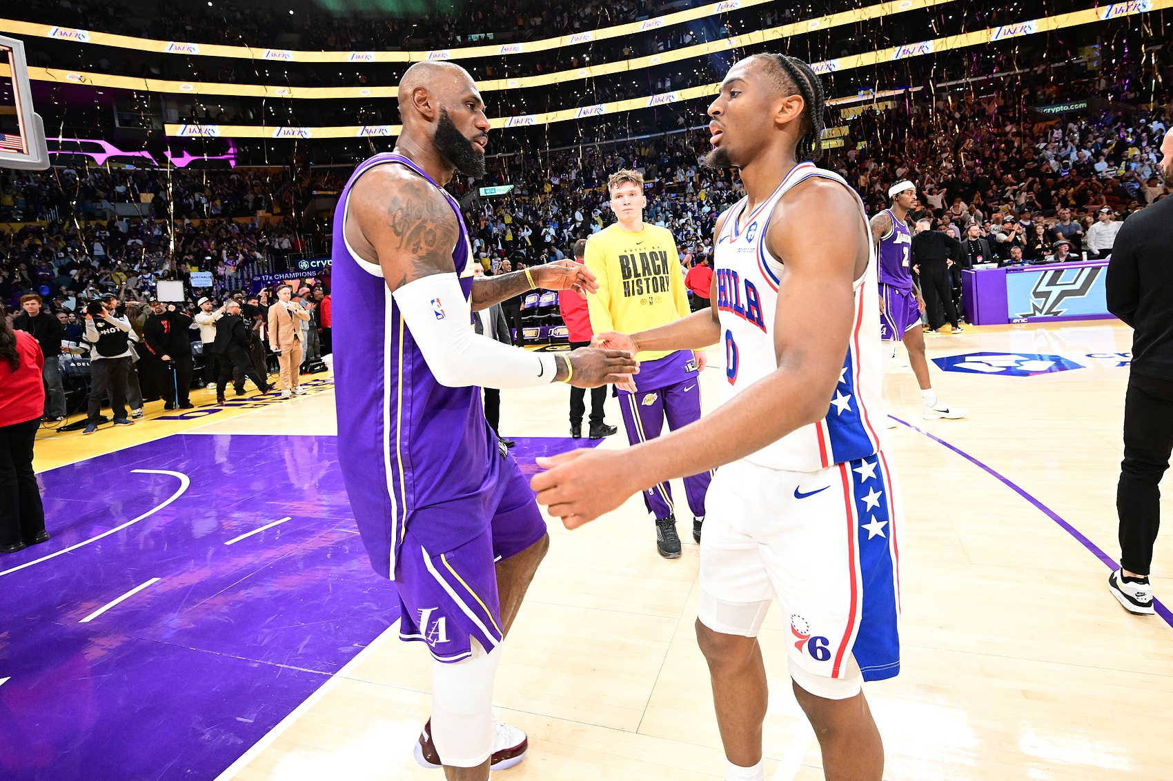 詹姆斯2年800万签约76人，社媒官宣1小时31.1万条讨论