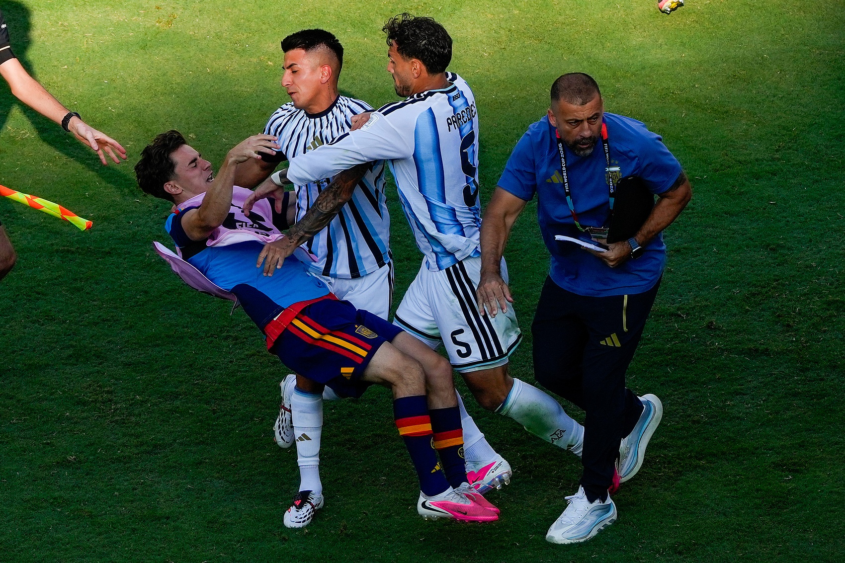 FIFA正式启动纪律程序:莫利纳、帕雷德斯被控暴力行为,阿根廷面临多项指控