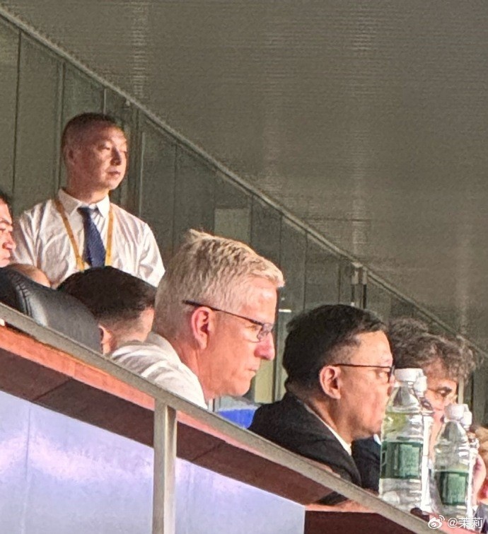 曼城CEO与体育总监同场观战深圳新鹏城