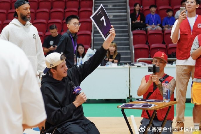 湖人后卫里夫斯再访香港 修顿体育馆现场指导金牛青训