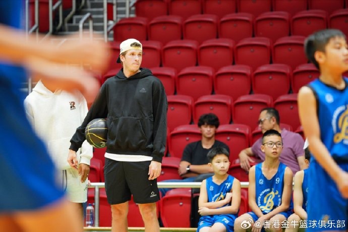 湖人后卫里夫斯再访香港 修顿体育馆现场指导金牛青训