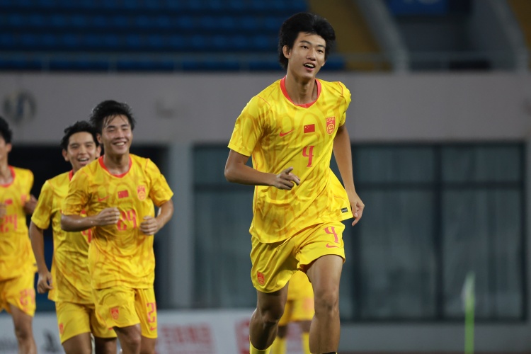 台风取消决赛 U17国足与阿森纳并列夺冠 赵松源当选最佳球员