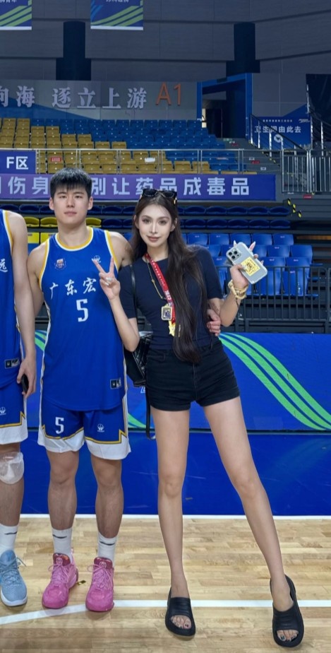陈家政女友晒合照：向下扎根，向上生长，向阳而生