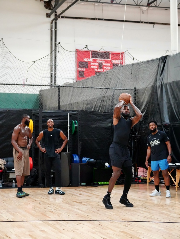 训练师晒詹皇父子与马克西合练照 LBJ携新秀布朗尼同场特训 训练师晒詹皇父子与马克西合练照 LBJ携新秀布朗尼同场特训
