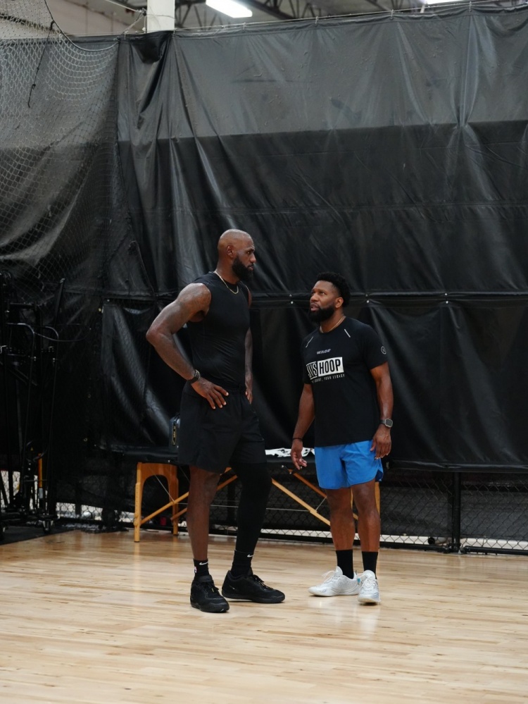 训练师晒詹皇父子与马克西合练照 LBJ携新秀布朗尼同场特训 训练师晒詹皇父子与马克西合练照 LBJ携新秀布朗尼同场特训