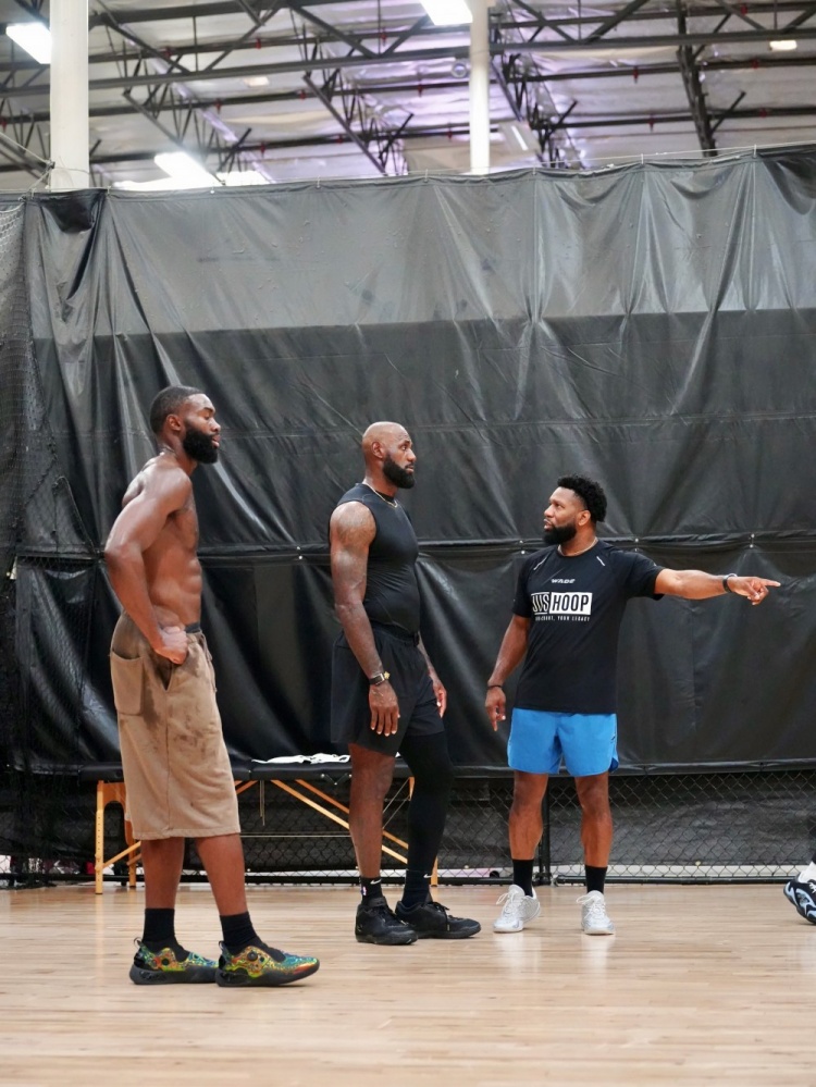 训练师晒詹皇父子与马克西合练照 LBJ携新秀布朗尼同场特训 训练师晒詹皇父子与马克西合练照 LBJ携新秀布朗尼同场特训