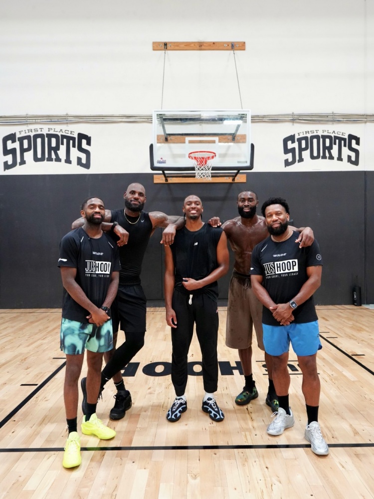 训练师晒詹皇父子与马克西合练照 LBJ携新秀布朗尼同场特训