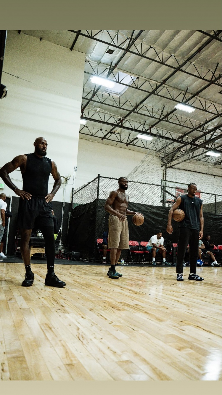 詹姆斯布朗马克西洛杉矶合练 费城三核同框