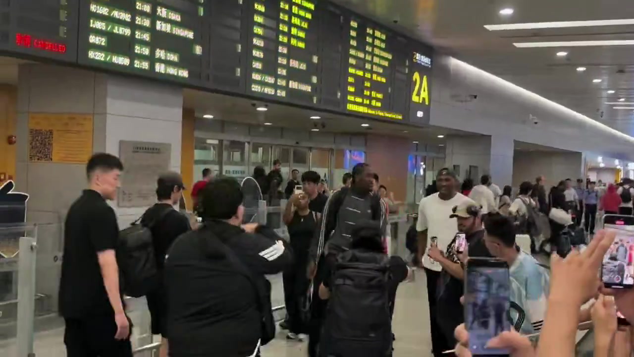 杰伦威抵沪开启中国行 球迷围堵触发疯狂签名模式