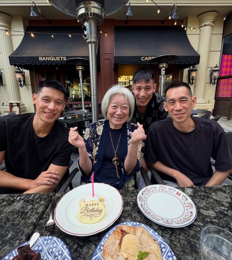 林书豪晒三兄弟与母亲合照 祝母亲70岁生日快乐