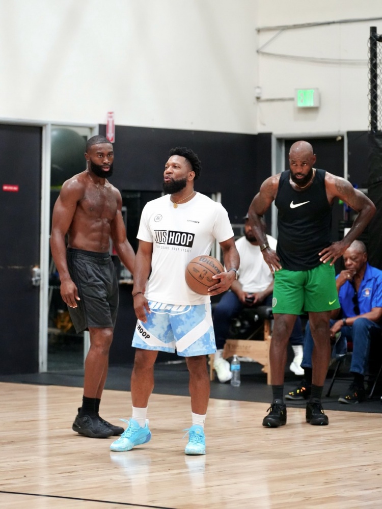 训练师晒海量训练照 詹姆斯 布朗 马克西 德罗赞 约翰逊等亮相