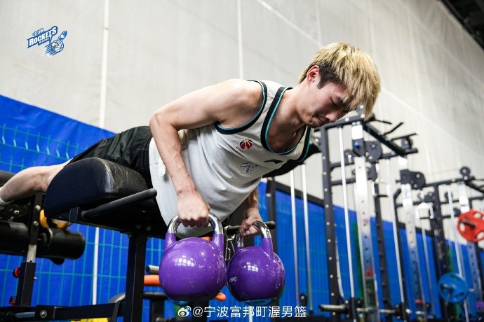 备战新赛季!宁波男篮晒训练日常:力量篇 埋头苦练 备战新赛季!宁波男篮晒训练日常:力量篇 埋头苦练