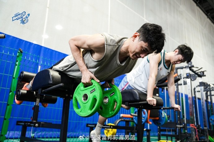 备战新赛季!宁波男篮晒训练日常:力量篇 埋头苦练 备战新赛季!宁波男篮晒训练日常:力量篇 埋头苦练