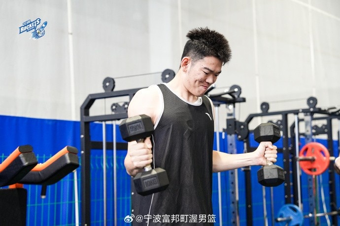 备战新赛季!宁波男篮晒训练日常:力量篇 埋头苦练 备战新赛季!宁波男篮晒训练日常:力量篇 埋头苦练