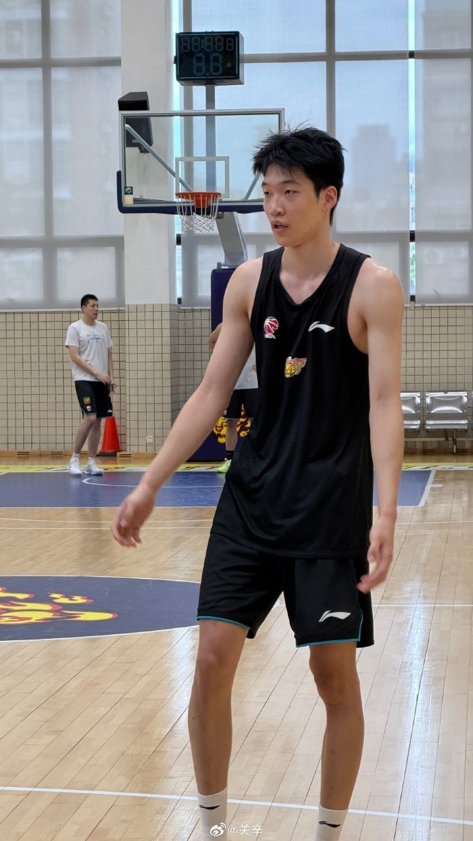 队记晒广东男篮训练照 新帅&周鹏&杨腾飞&徐杰在列 队记晒广东男篮训练照 新帅&周鹏&杨腾飞&徐杰在列